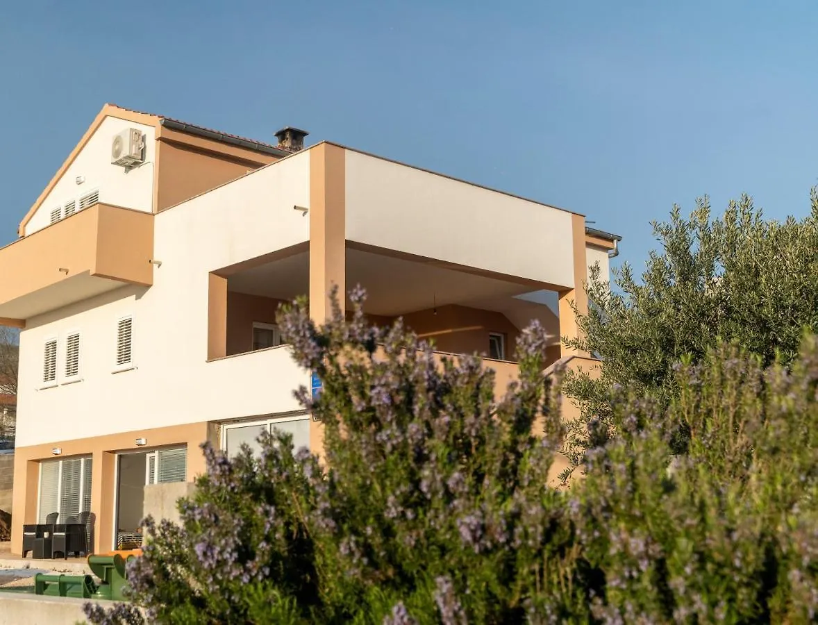 Apartmani Juliana Gornji Karin 0*,
