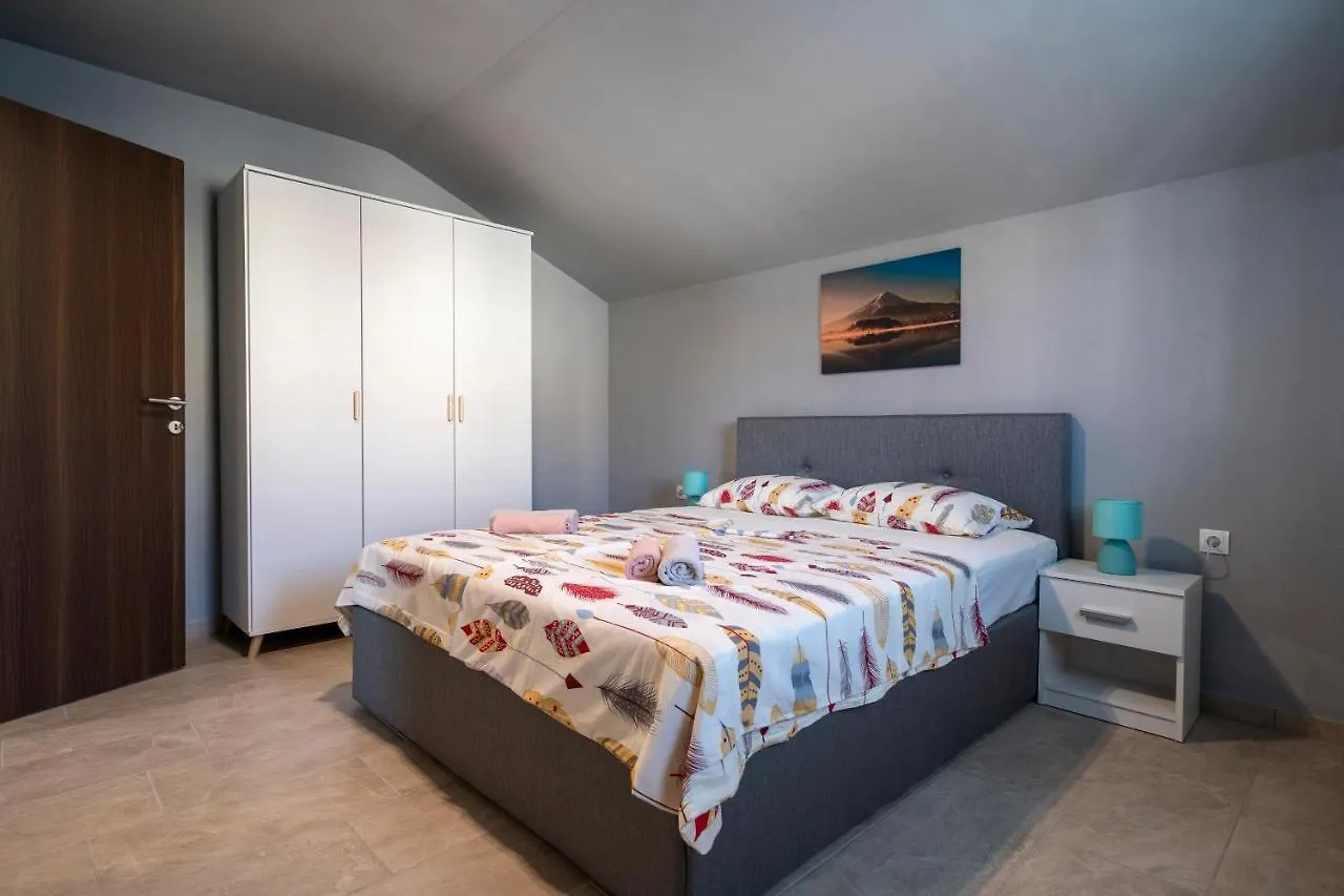 Apartmani Juliana Gornji Karin 0*,